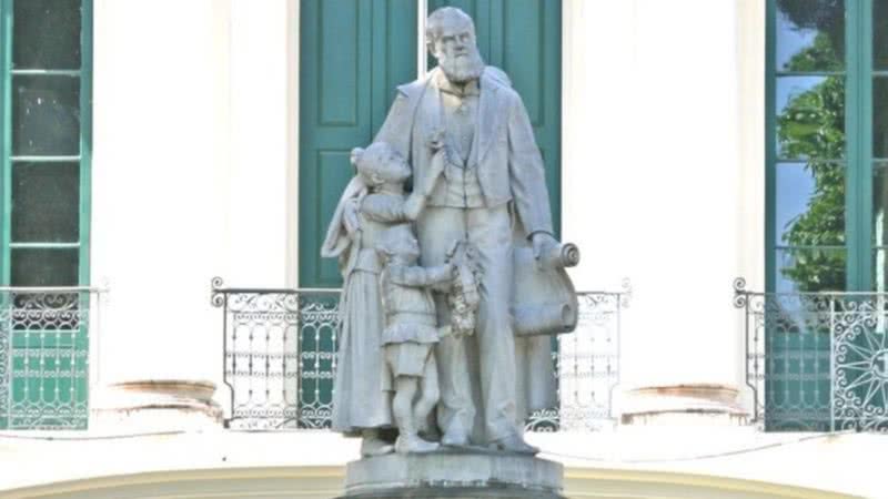 Foto da estátua de Joaquim Pereira Marinho, traficante de escravos, em Salvador, na Bahia