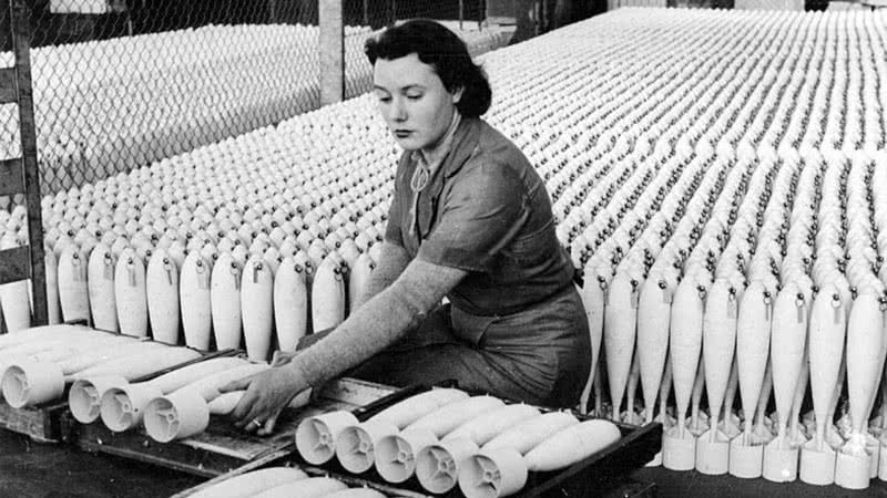 Mulher rodeada de bombas no Sul da Austrália (1943) - Biblioteca Estadual do Sul da Austrália, via Wikimedia Commons