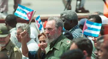 Fidel Castro em 1º de maio de 2001 durante uma marcha - Getty Images