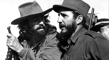 Cienfuegos (à esqu) e Castro (à dir) - Wikimedia Commons