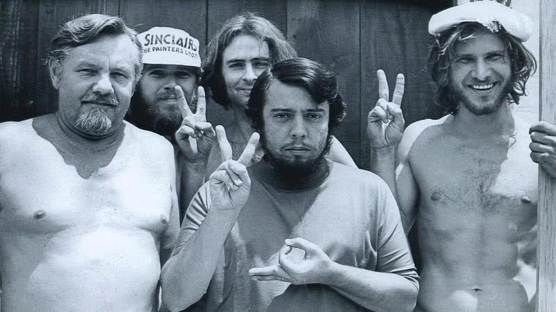 Sergio Mendes (centro) ao lado de Harrison Ford (dir.) em foto tirada em 1970 - Divulgação/ Facebook/ Sergio Mendes