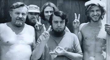 Sergio Mendes (centro) ao lado de Harrison Ford (dir.) em foto tirada em 1970 - Divulgação/ Facebook/ Sergio Mendes