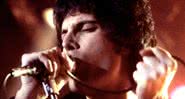 Freddie Mercury cantando durante show - Wikimedia Commons