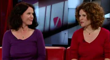 Paula Bernstein e Elyse Schein, as gêmeas separadas no nascimento - Divulgação/Youtube