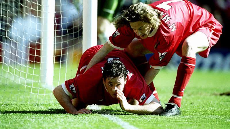 Robbie Fowler comemorando um gol contra o Everton, em 1999 - Getty Images