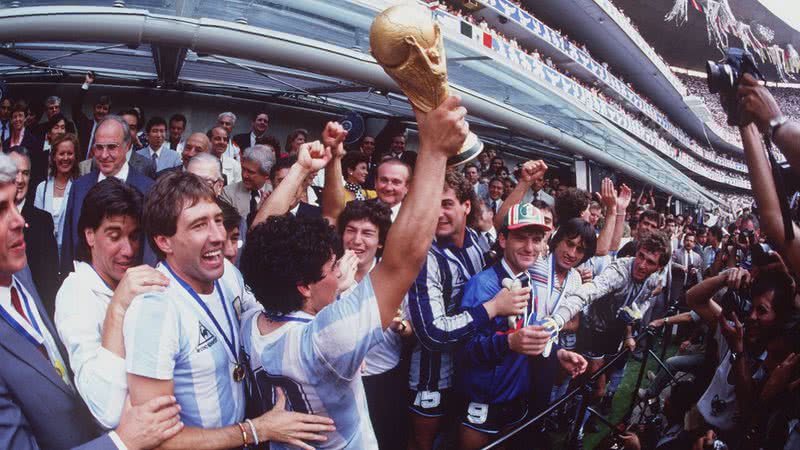 Maradona segurando a taça da Copa do Mundo