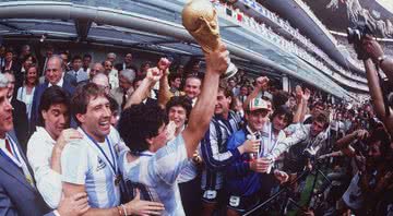 Maradona erguendo a taça da Copa do Mundo de 1986 - Getty Images