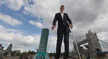 Sultan é considerado o homem mais alto vivo. - Getty Images