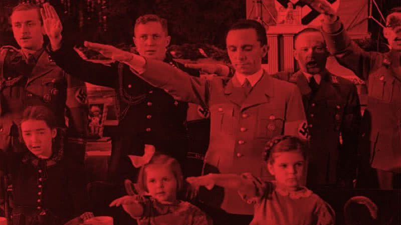 Joseph Goebbels com suas filhas, Hilde (centro) e Helga (direita), em uma festa de Natal no Saalbau - Wagner/ Wikimedia Commons com modificações