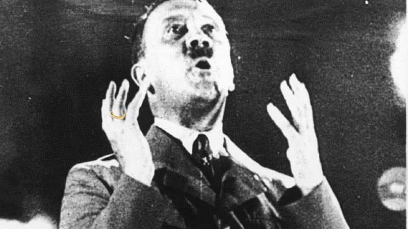 Hitler durante um discurso - Getty Images com modificações