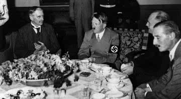 O ditador alemão Adolf Hitler se alimentando - Divulgação