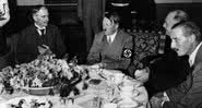 O ditador alemão Adolf Hitler se alimentando - Divulgação