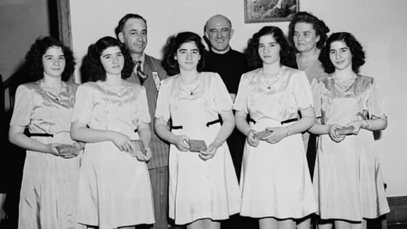 Fotografia das cinco irmãs Dionne durante a adolescência - Wikimedia Commons