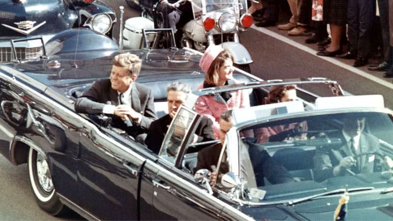 JFK ao lado de sua esposa, Jackie, no dia em que foi assassinado - Wikimedia Commons
