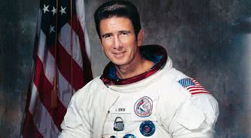 James Irwin em seu uniforme de astronauta - Wikimedia Commons