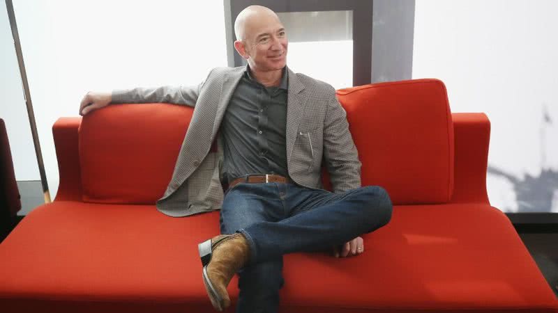 Jeff Bezos sentado em sofá - Getty Images