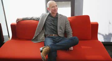 Jeff Bezos sentado em sofá - Getty Images