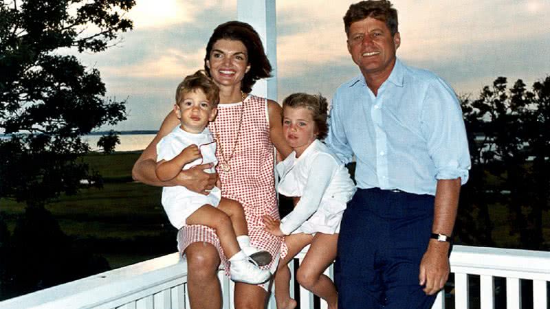 John e Jacqueline Kennedy com sua esposa e seus filhos, John Jr. e Caroline - Domínio Público via Wikimedia Commons