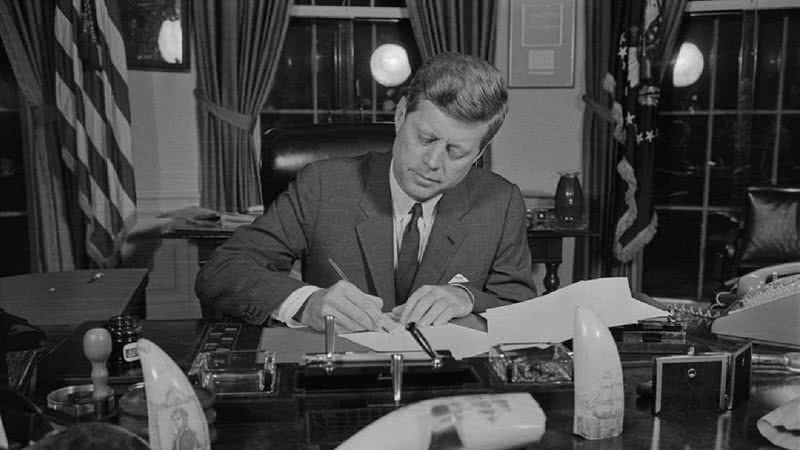 JFK durante compromisso na Casa Branca