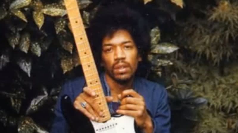 Jimi Hendrix e uma de suas amadas guitarras - Divulgação/Youtube