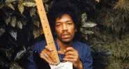 Jimi Hendrix e uma de suas amadas guitarras - Divulgação/Youtube