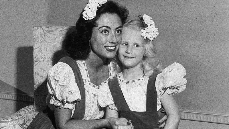 Joan Crawford com sua filha mais velha, Christina - Divulgação