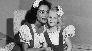 Joan Crawford com sua filha mais velha, Christina - Divulgação