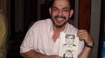 João Nery ao lado de seu livro, 'Viagem Solitária – Memórias de um transexual 30 anos depois' - Divulgação/Facebook