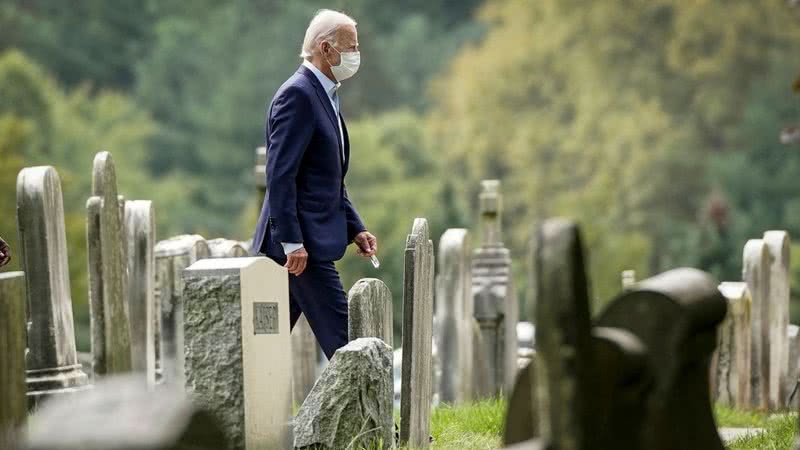 Joe visita filhos e esposa falecidos em cemitério - Getty Images