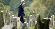 Joe visita filhos e esposa falecidos em cemitério - Getty Images