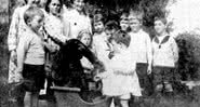 O gorila John Daniel com a sua família inglesa - Divulgação - Arquivo de Uley