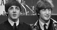 John Lennon ao lado de Paul McCartney em 1964 - Wikimedia Commons