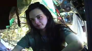 Julia em entrevista na barraca montada na árvore - Divulgação / Vídeo / YouTube