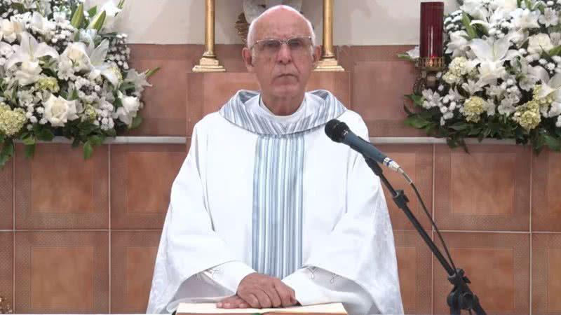 Padre Júlio Lancellotti durante a celebração de uma missa - Divulgação/Vídeo/YouTube/OArcanjoNoAr