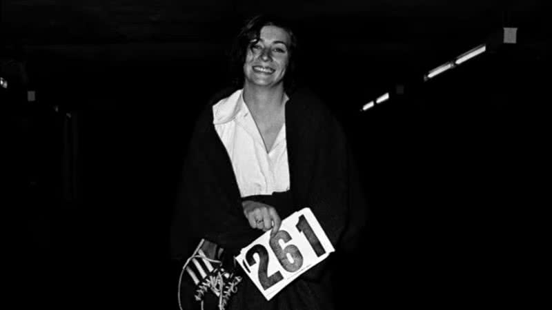 Retrato de Kathrine Switzer com seus tênis e número de corrida em mãos - Divulgação/Youtube