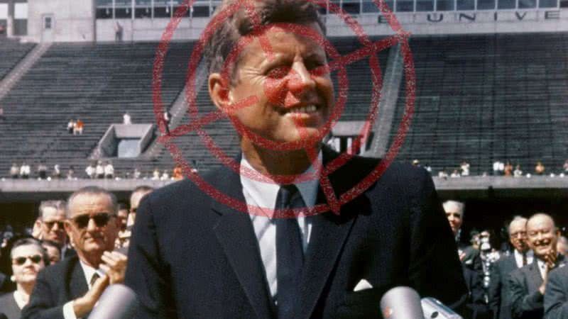 John Kennedy durante discurso - Domínio Público via Wikimedia Commons com modificações