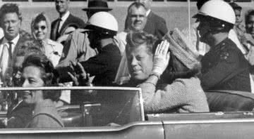 JFK em sua limusine momentos antes do assassinato - Wikimedia Commons