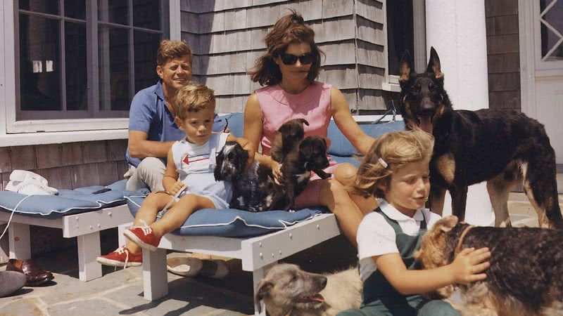 Primeira dama Jacqueline e Kennedy, 35° presidente dos Estados Unidos, junto aos filhos - Pixabay