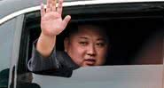 Kim saúda pessoas enquanto passeia de carro - Getty Images
