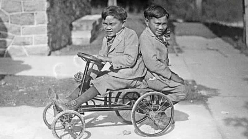 Os irmãos Lucio e Simplicio Godina em carrinho de brinquedo - Divulgação