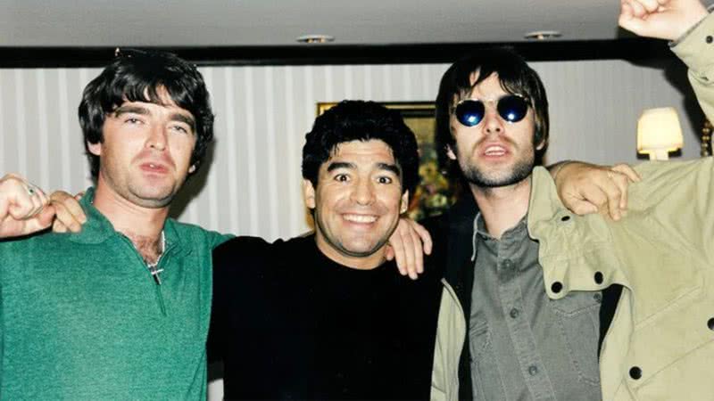 Fotografia de Maradona entre os irmãos Gallagher, da banda Oasis - Divulgação