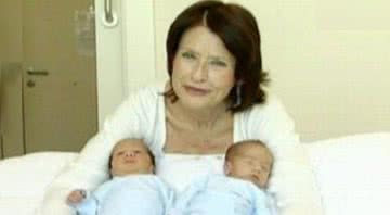 Maria del Carmen Bousada de Lara junto aos dois filhos - Divulgação / News of the World