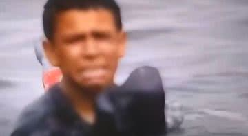 Trecho do vídeo do menino flutuando no mar - Divulgação / Youtube / improvisando aqui
