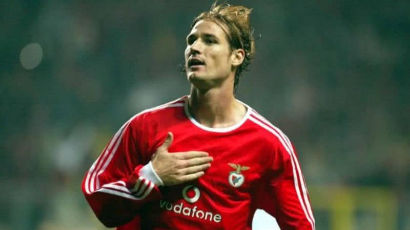 Miklós Fehér comemorando gol com batidas no peito - Divulgação / SL Benfica