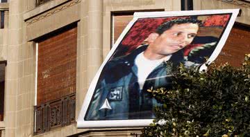 Cartaz com foto de Mohamed Bouazizi, exposto nas ruas da Tunísia durante o ano de 2011 - Getty Images