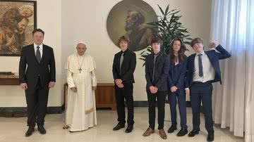 Elon Musk com os filhos ao lado do Papa Francisco - Arquivo pessoal