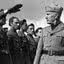 O líder fascista Benito Mussolini sendo saudado