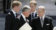 Charles e Philip conversam, com Harry e William ao fundo - Getty Images