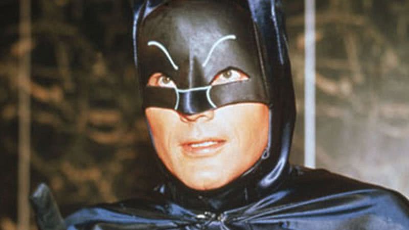 Ator Adam West em seu icônico traje de Batman - Divulgação