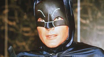 Ator Adam West em seu icônico traje de Batman - Divulgação